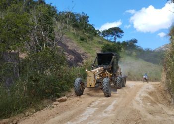 Prefeitura patrola estradas na zona rural
