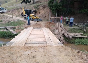 Prefeitura reconstrói ponte no Córrego Turvinho