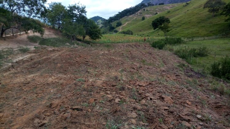 Secretaria de Agricultura atende produtores da Associação Amonad com serviços de trator