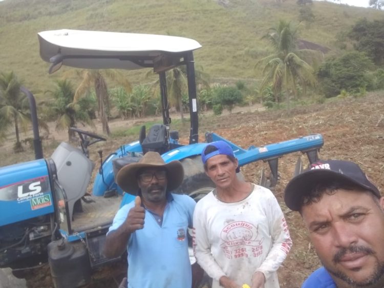 Secretaria de Agricultura atende produtores da Associação Amonad com serviços de trator