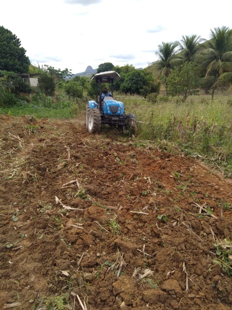 Secretaria de Agricultura atende produtores da Associação Amonad com serviços de trator