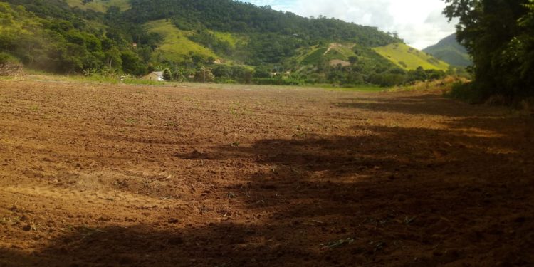 Secretaria de Agricultura atende produtores da Associação Amonad com serviços de trator
