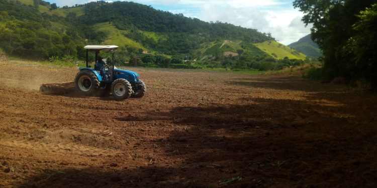 Secretaria de Agricultura atende produtores da Associação Amonad com serviços de trator