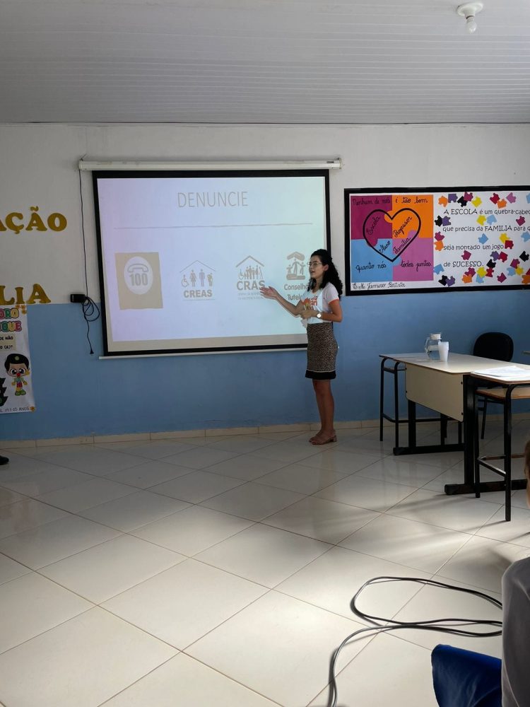 Assistência Social promove palestra em alusão ao Dia Nacional de Combate ao Abuso e Exploração Sexual de Crianças e Adolescentes  na  Escola Municipal Jamiro Batista