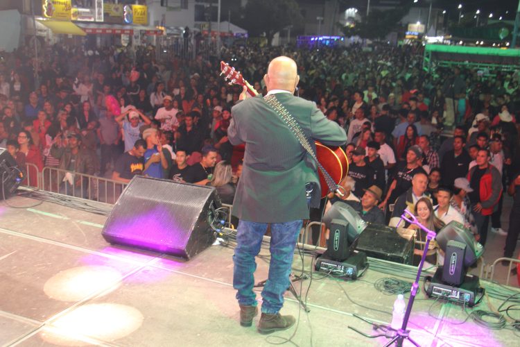 ‘Uma noite épica’: Trio Alto Astral, Juliana e Bonde do Forró e Don e Juan fazem história na Festa do Chapéu, levando uma multidão à Praça de Recreação Edite Trindade de Souza Coelho