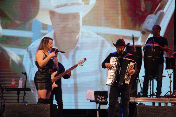 ‘Uma noite épica’: Trio Alto Astral, Juliana e Bonde do Forró e Don e Juan fazem história na Festa do Chapéu, levando uma multidão à Praça de Recreação Edite Trindade de Souza Coelho