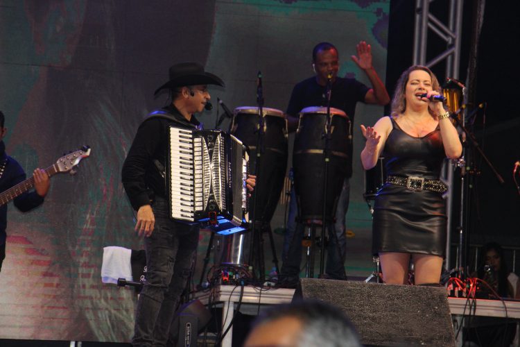‘Uma noite épica’: Trio Alto Astral, Juliana e Bonde do Forró e Don e Juan fazem história na Festa do Chapéu, levando uma multidão à Praça de Recreação Edite Trindade de Souza Coelho