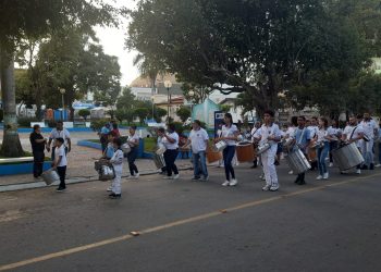 Banda Marcial Osvaldo Lino faz alvorada em comemoração aos 80 anos de Mantena