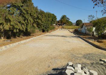 Prefeito João Rufino acompanha de perto o calçamento de ruas e a construção do PSF em  Ariranha, demonstrando compromisso com a localidade