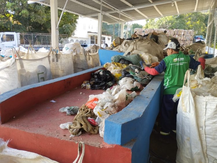 17 TONELADAS! Associação ACAM embarca a primeira carga de material reciclável