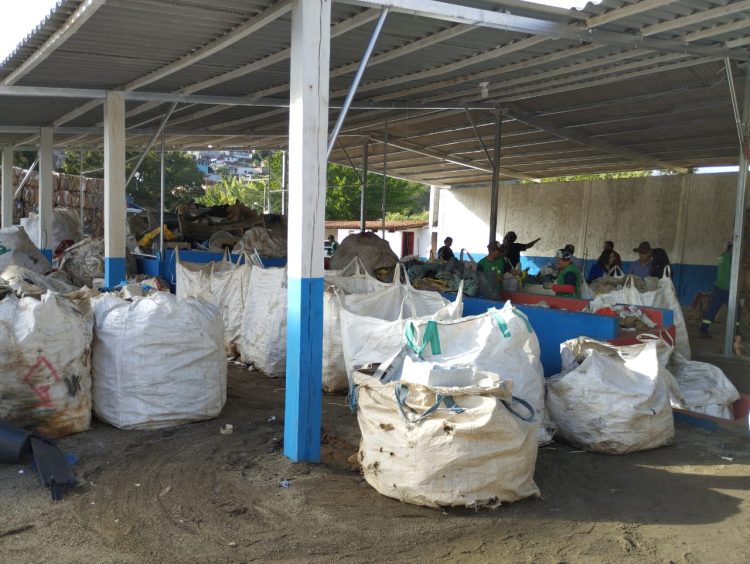 17 TONELADAS! Associação ACAM embarca a primeira carga de material reciclável