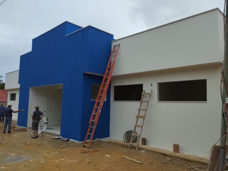 FASE FINAL! Prefeito João Rufino e Secretário de Planejamento Heverton Monteiro visitam obras da nova Unidade de Saúde em Ariranha