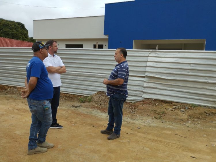 FASE FINAL! Prefeito João Rufino e Secretário de Planejamento Heverton Monteiro visitam obras da nova Unidade de Saúde em Ariranha