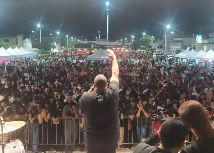 Uma multidão marcou presença na 12ª Festa da Paz em Mantena