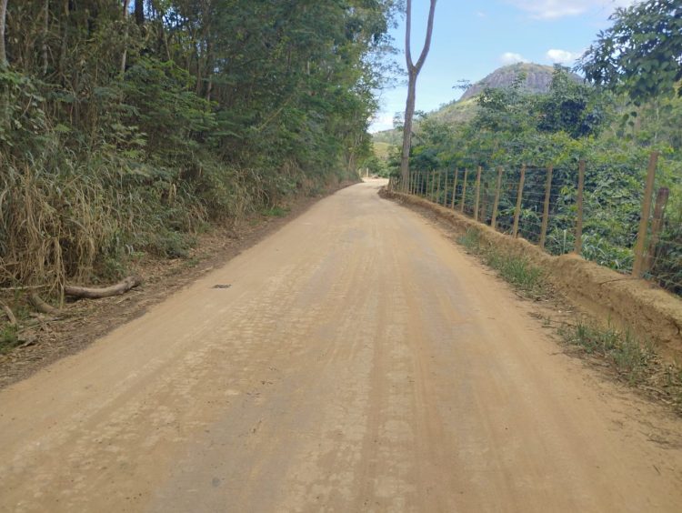 Prefeitura realiza manutenção em estradas rurais