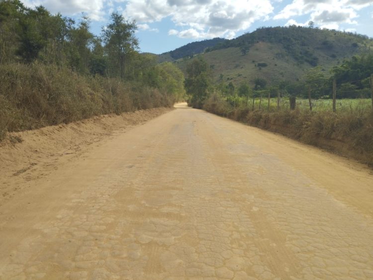 Prefeitura realiza manutenção em estradas rurais