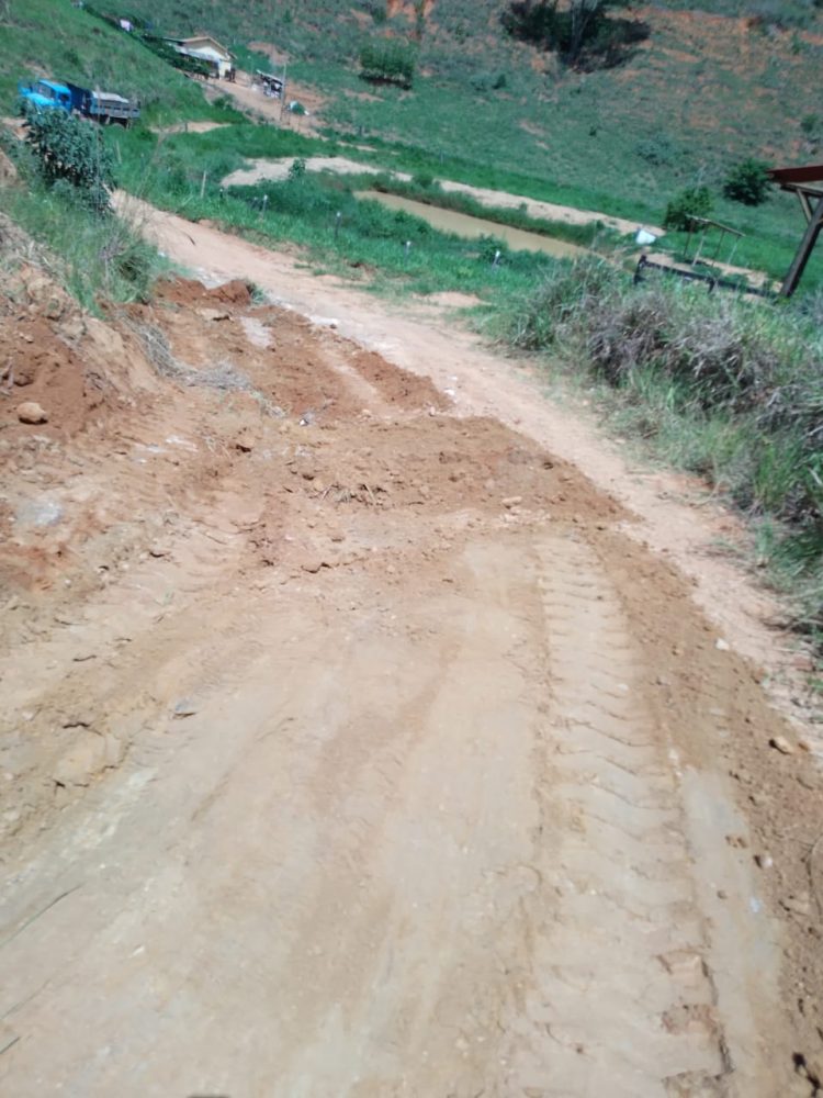Prefeitura de Mantena constrói bueiro, caixas seca e realiza patrolamento no Córrego Frio