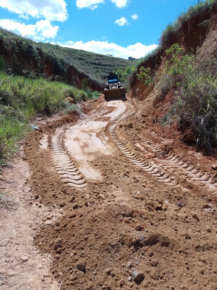 Prefeitura de Mantena constrói bueiro, caixas seca e realiza patrolamento no Córrego Frio