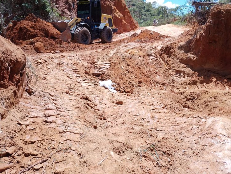 Prefeitura de Mantena constrói bueiro, caixas seca e realiza patrolamento no Córrego Frio