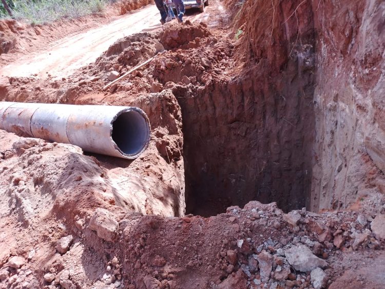 Prefeitura de Mantena constrói bueiro, caixas seca e realiza patrolamento no Córrego Frio