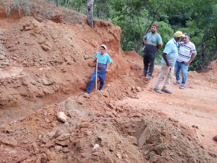 Prefeitura de Mantena constrói bueiro, caixas seca e realiza patrolamento no Córrego Frio