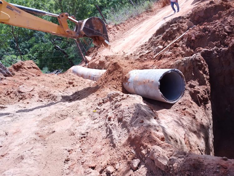 Prefeitura de Mantena constrói bueiro, caixas seca e realiza patrolamento no Córrego Frio