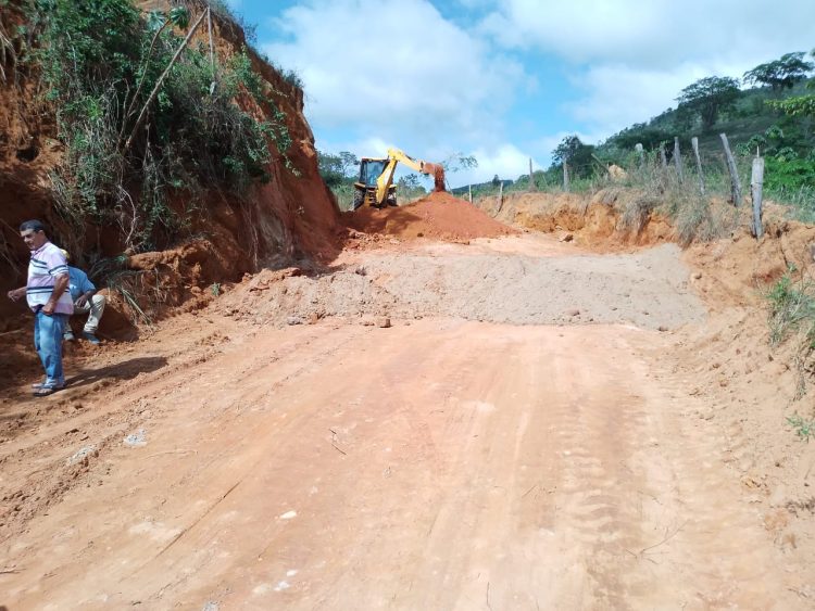 Prefeitura de Mantena constrói bueiro, caixas seca e realiza patrolamento no Córrego Frio