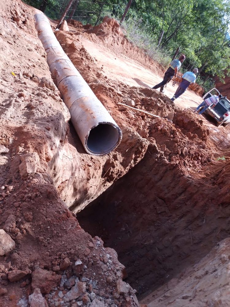Prefeitura de Mantena constrói bueiro, caixas seca e realiza patrolamento no Córrego Frio