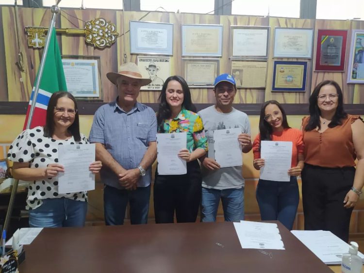 Aprovados no concurso público tomam posse e assumem cargos