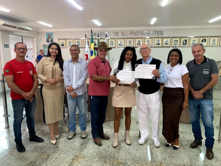 Secretaria de Assistência Social entrega certificados às formandos do Projeto Construindo Bons Hábitos