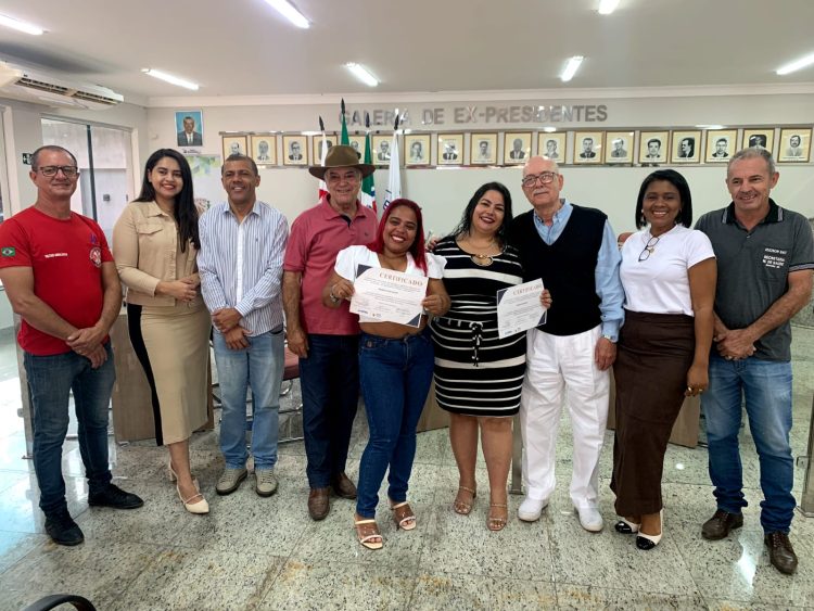 Secretaria de Assistência Social entrega certificados às formandos do Projeto Construindo Bons Hábitos