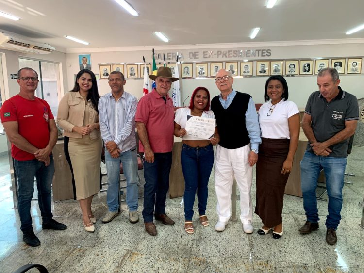 Secretaria de Assistência Social entrega certificados às formandos do Projeto Construindo Bons Hábitos