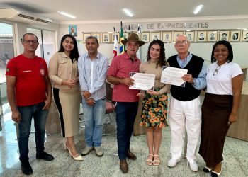 Secretaria de Assistência Social entrega certificados às formandos do Projeto Construindo Bons Hábitos