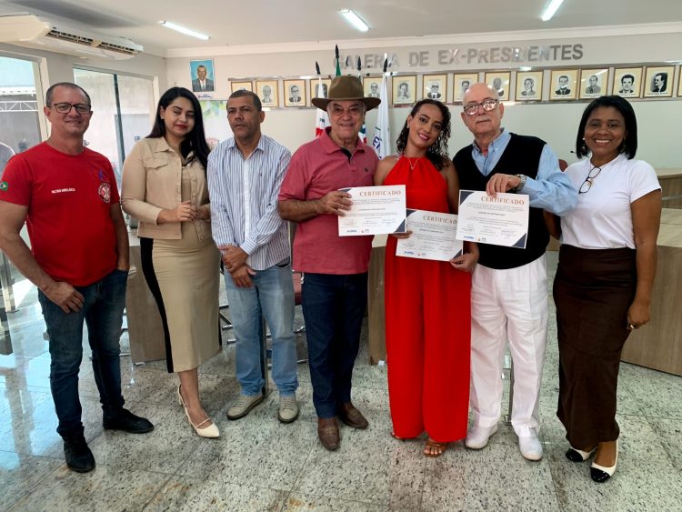 Secretaria de Assistência Social entrega certificados às formandos do Projeto Construindo Bons Hábitos