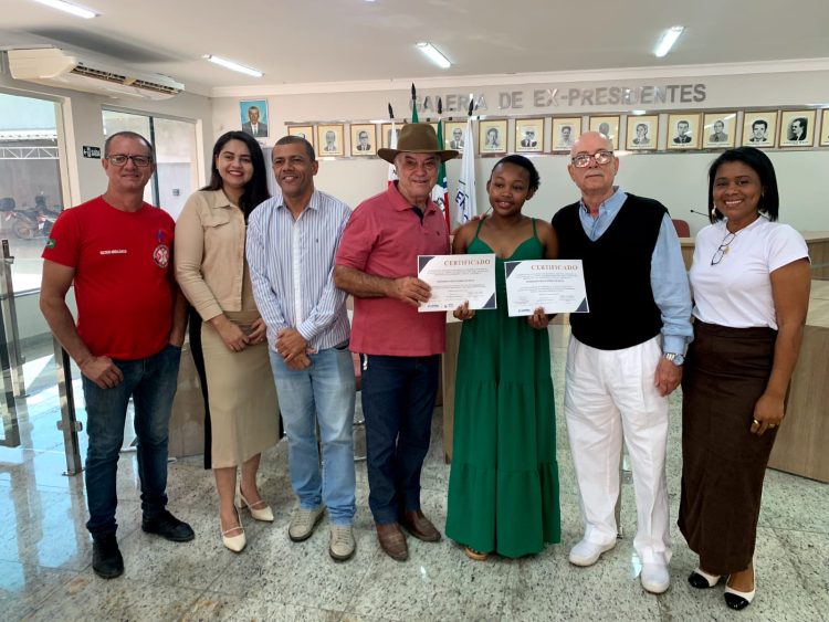 Secretaria de Assistência Social entrega certificados às formandos do Projeto Construindo Bons Hábitos