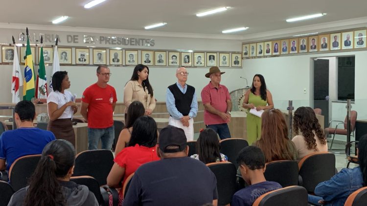 Secretaria de Assistência Social entrega certificados às formandos do Projeto Construindo Bons Hábitos