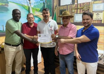 Prefeitura de Mantena entrega Certificado de Registro do SIM para a empresa Produtos da Roça