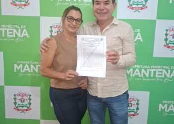 Primeira moradora do Bairro Morada Nova recebe escritura definitiva de imóvel em Mantena