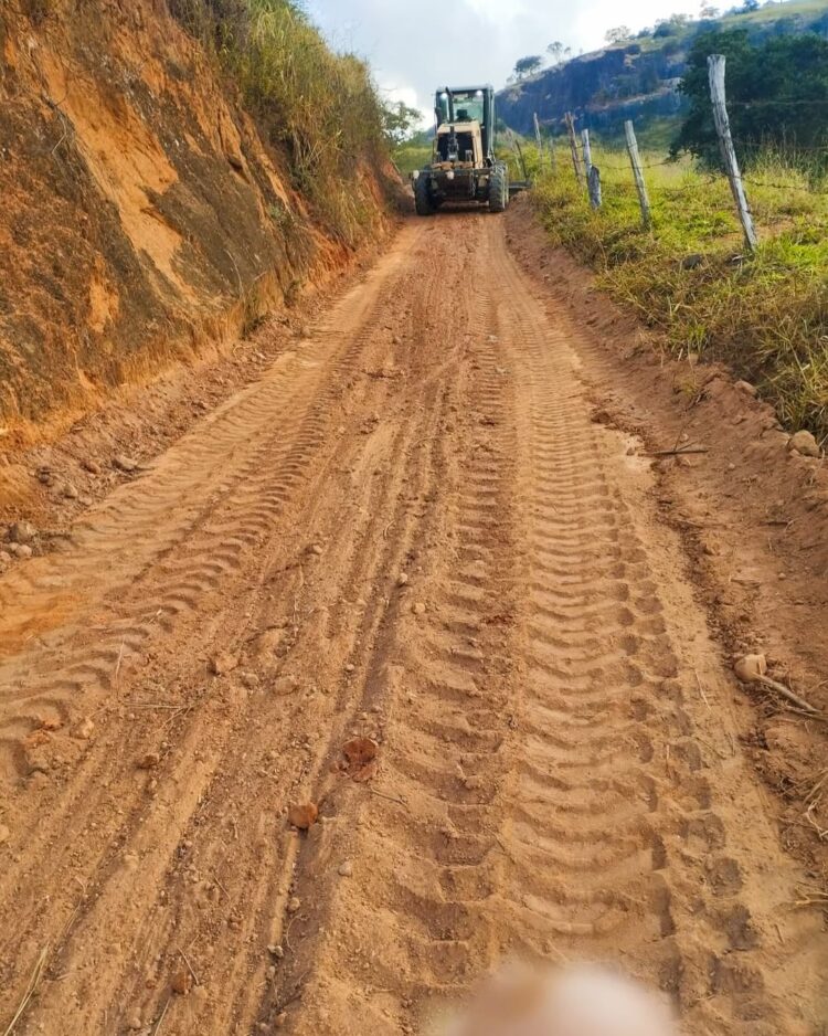Prefeitura avança com recuperação de estradas rurais no Córrego Boa Sorte