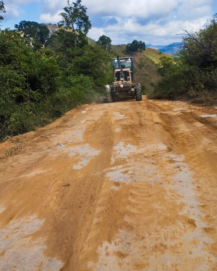 Prefeitura avança com recuperação de estradas rurais no Córrego Boa Sorte