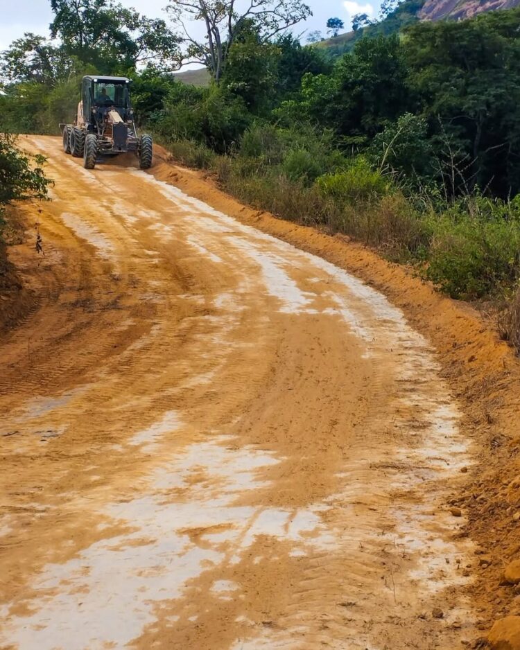 Prefeitura avança com recuperação de estradas rurais no Córrego Boa Sorte