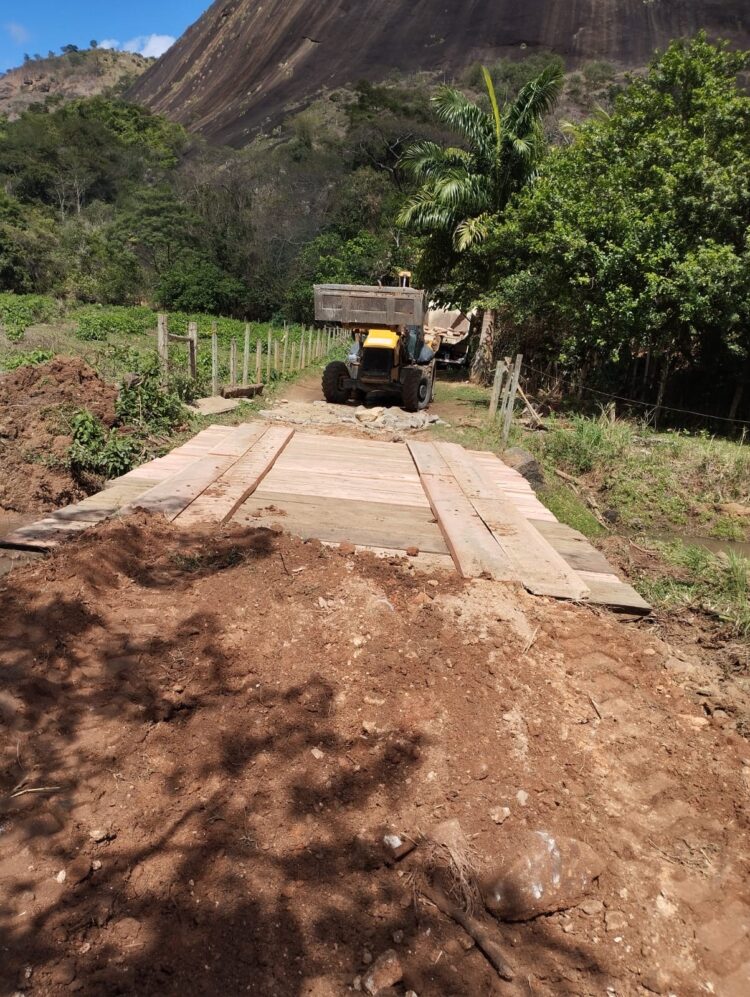 Secretaria de Obras intensifica ações na zona rural e reconstrói pontes nos córregos da Fundanga e dos Ilhéus