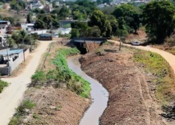 Prevenção começa antes da chuva: Secretaria de Obras intensifica limpeza e desobstrução dos rios