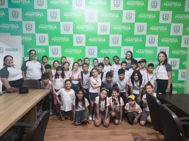 Alunos do 4º e 5º ano do Colégio Assembleiano de Mantena realizam visita técnica à sede da Prefeitura
