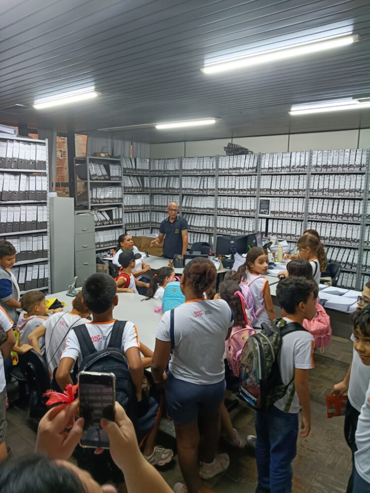 Alunos do 4º e 5º ano do Colégio Assembleiano de Mantena realizam visita técnica à sede da Prefeitura