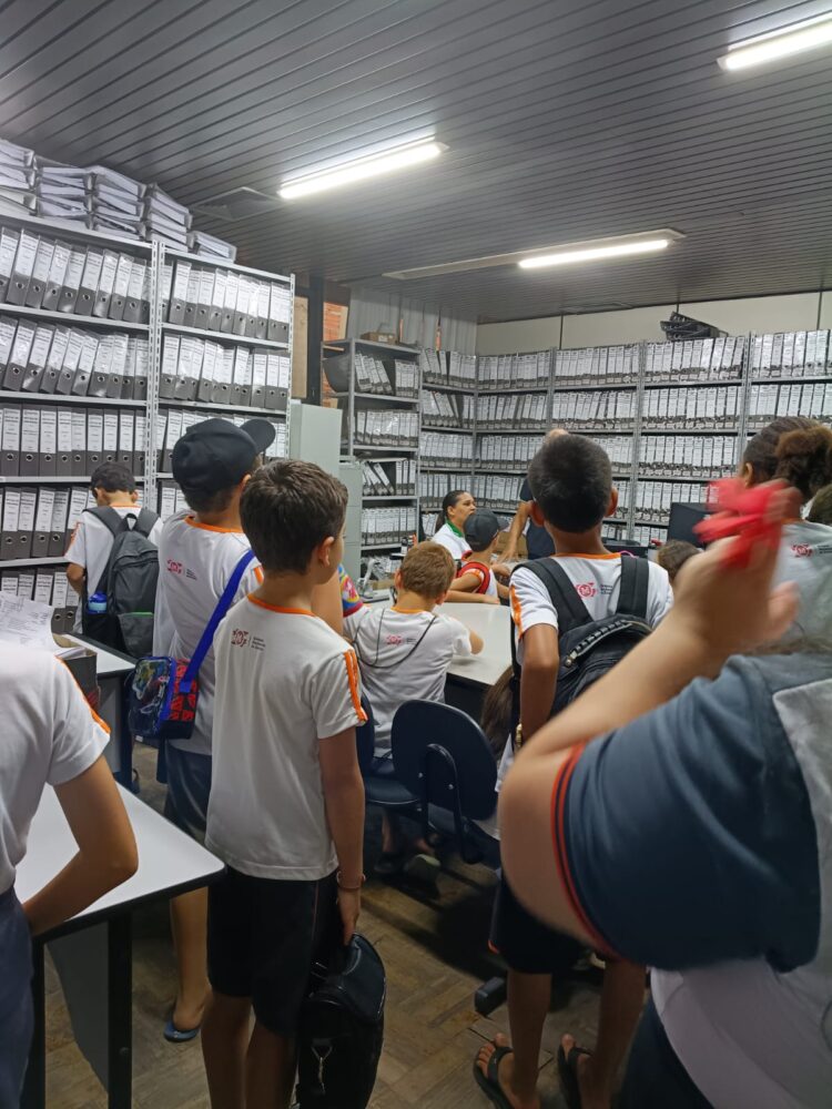 Alunos do 4º e 5º ano do Colégio Assembleiano de Mantena realizam visita técnica à sede da Prefeitura