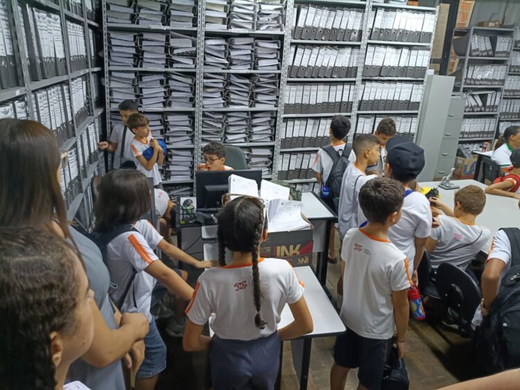 Alunos do 4º e 5º ano do Colégio Assembleiano de Mantena realizam visita técnica à sede da Prefeitura