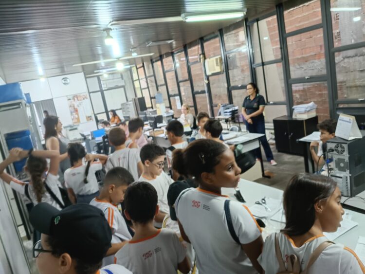 Alunos do 4º e 5º ano do Colégio Assembleiano de Mantena realizam visita técnica à sede da Prefeitura