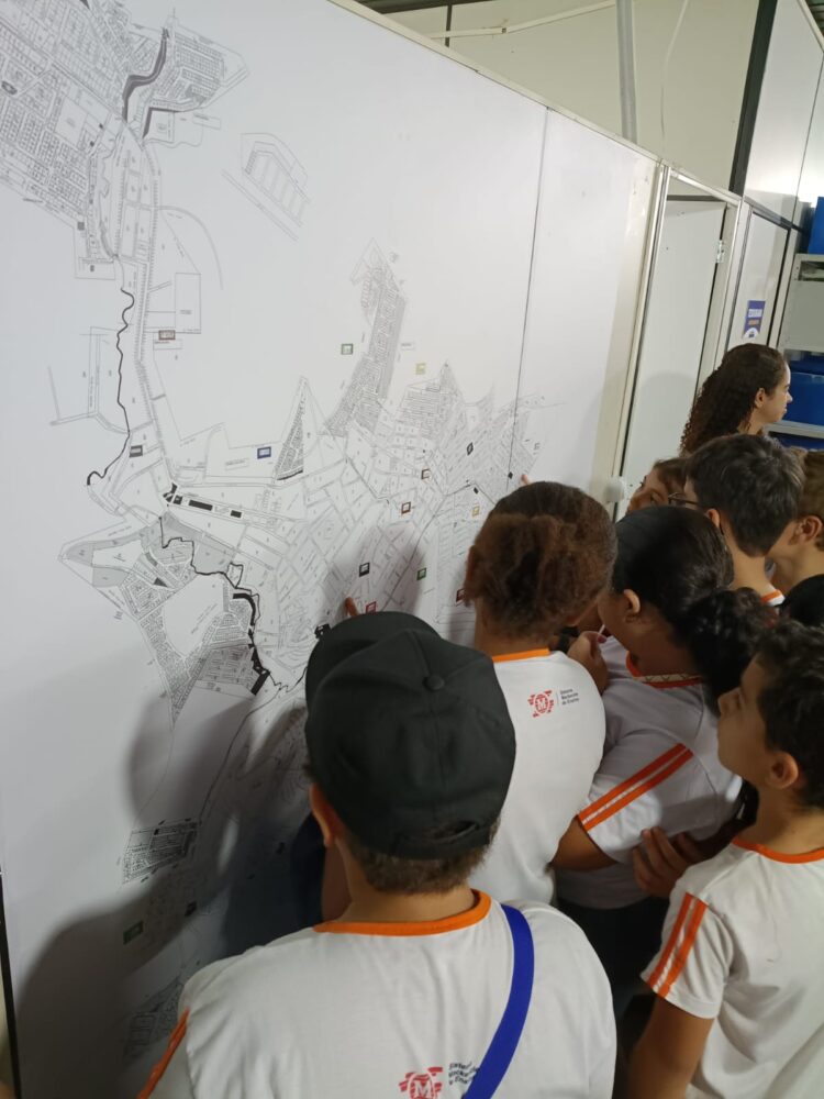 Alunos do 4º e 5º ano do Colégio Assembleiano de Mantena realizam visita técnica à sede da Prefeitura