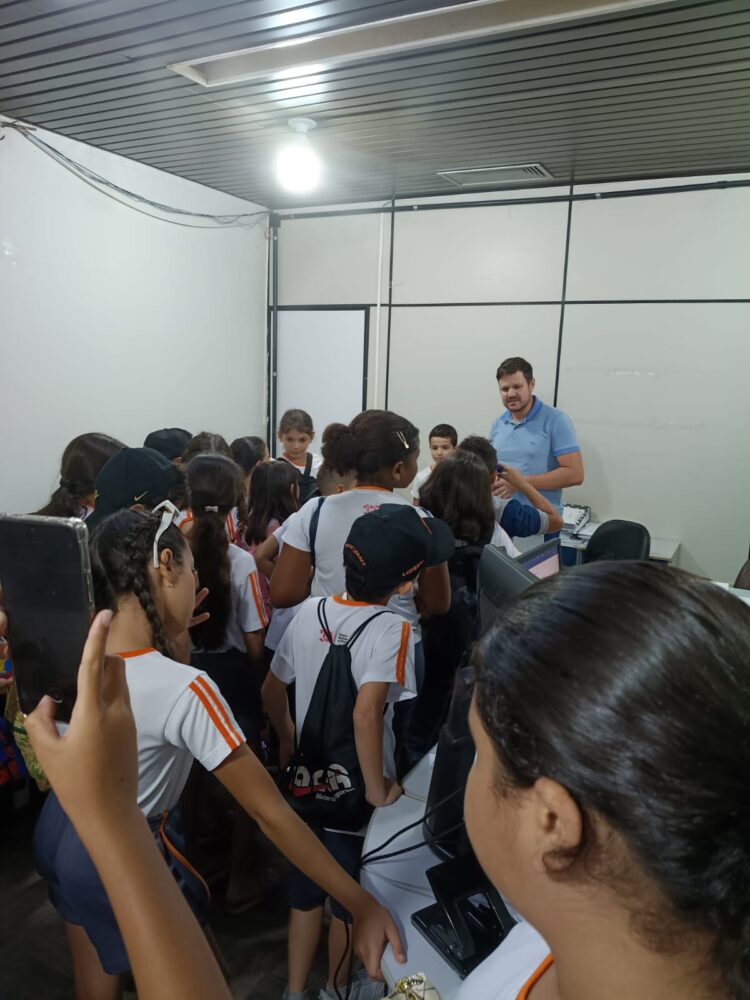 Alunos do 4º e 5º ano do Colégio Assembleiano de Mantena realizam visita técnica à sede da Prefeitura